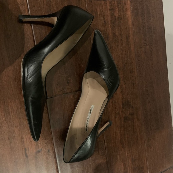 Manolo Blahnik Classic Black Pumps - Picture 4 of 10
